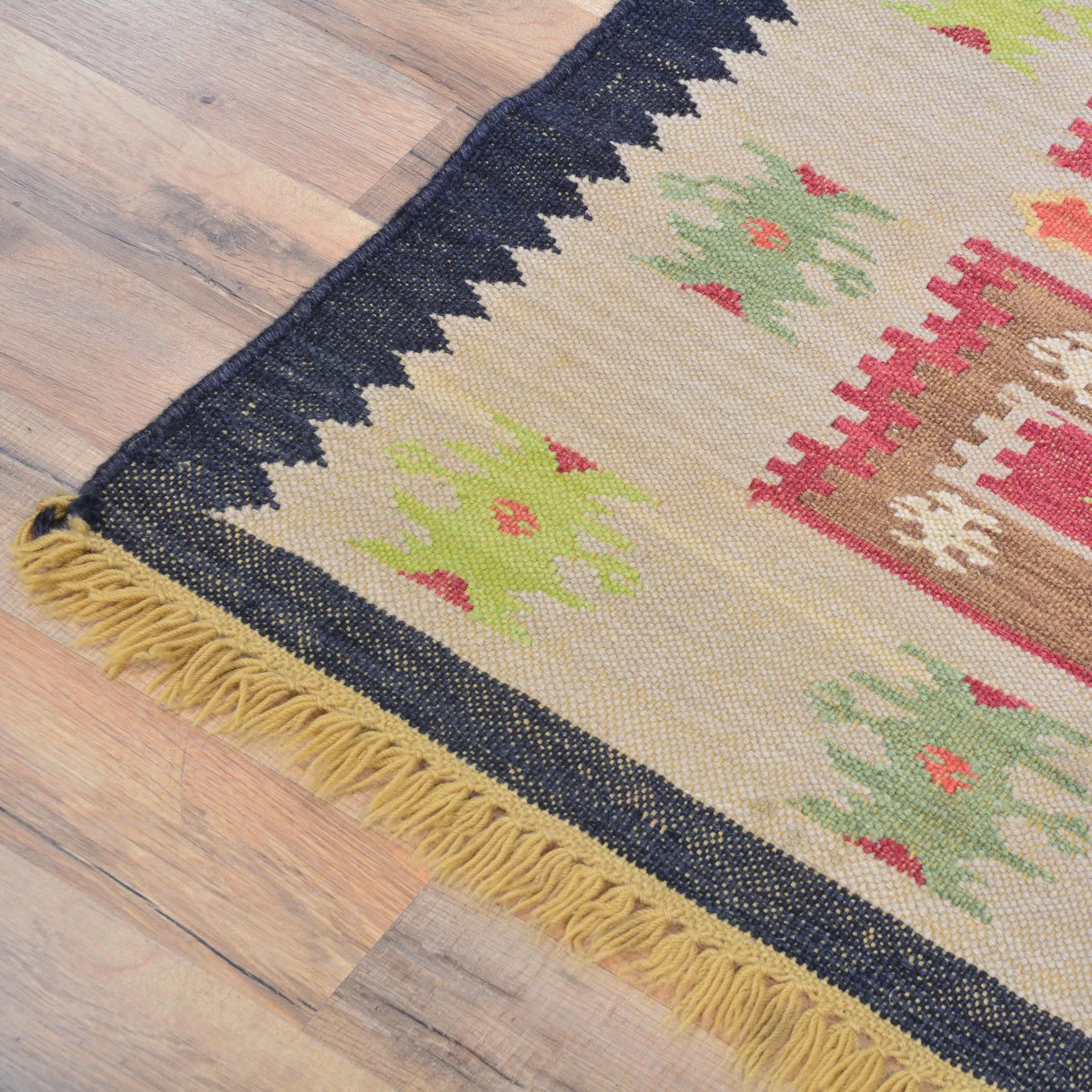 Hand-Woven Reversible Oriental Kilim Handmade Jute Rug (Size 2.7 X 8.8) Cwral-10140