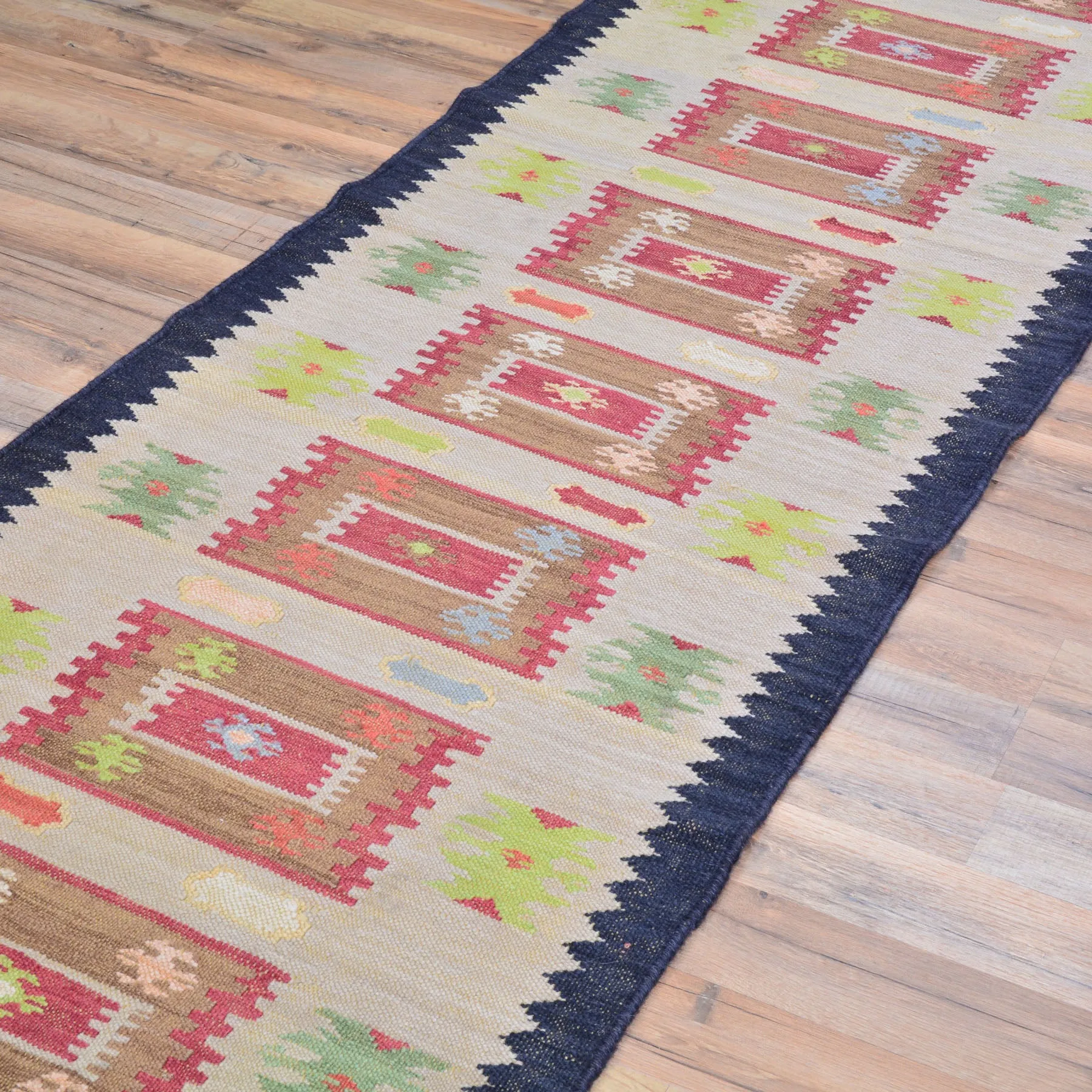 Hand-Woven Reversible Oriental Kilim Handmade Jute Rug (Size 2.7 X 8.8) Cwral-10140