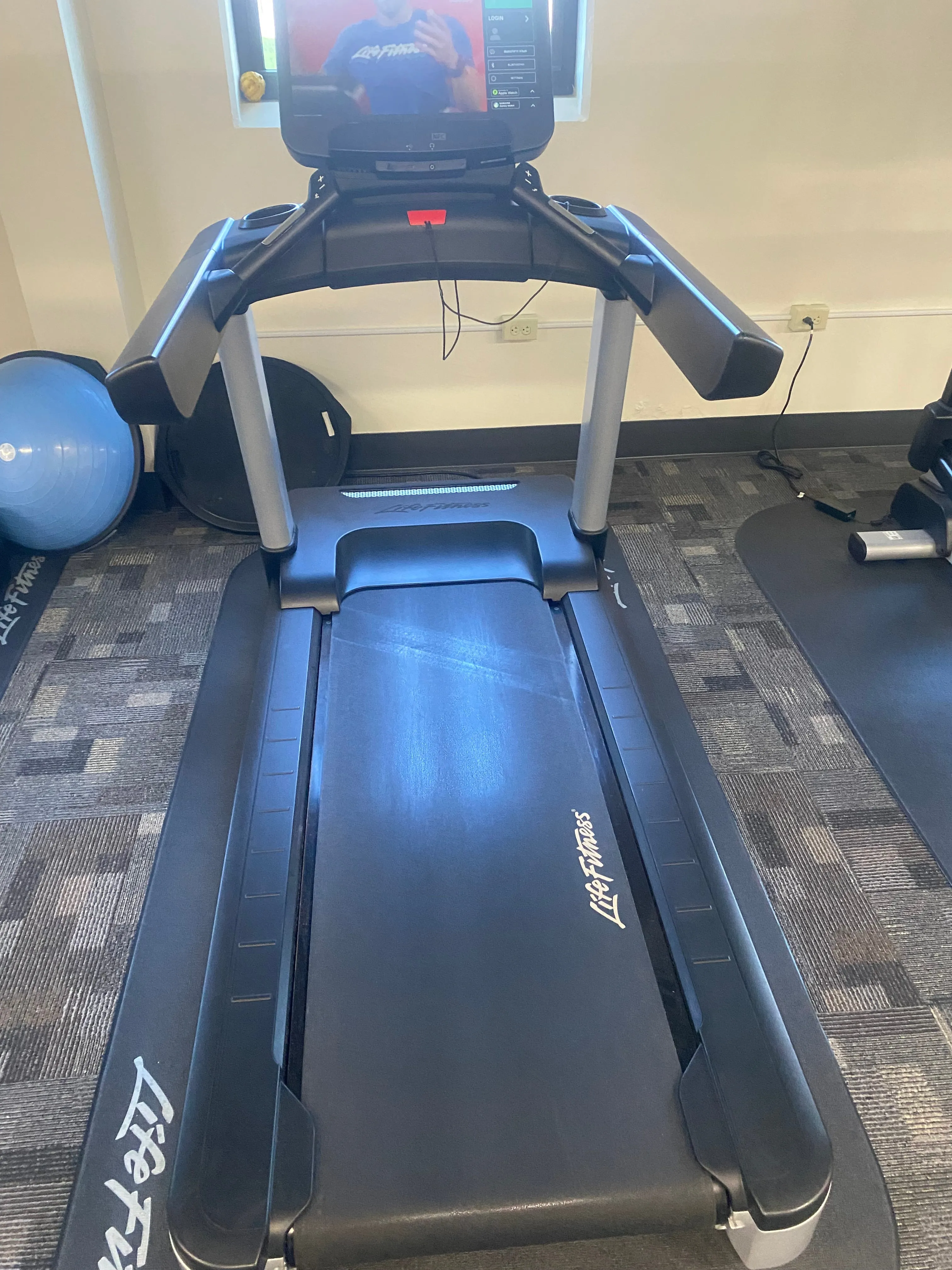 Life Fitness Integrity Treadmill w/SE3 HD Display Console