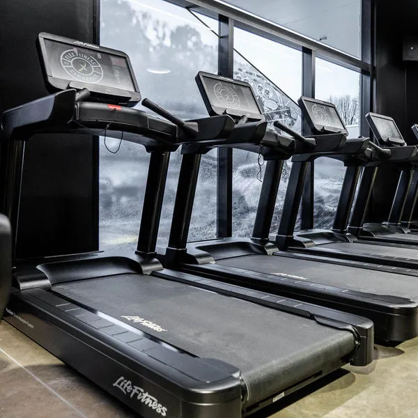 Life Fitness Integrity Treadmill w/SE3 HD Display Console