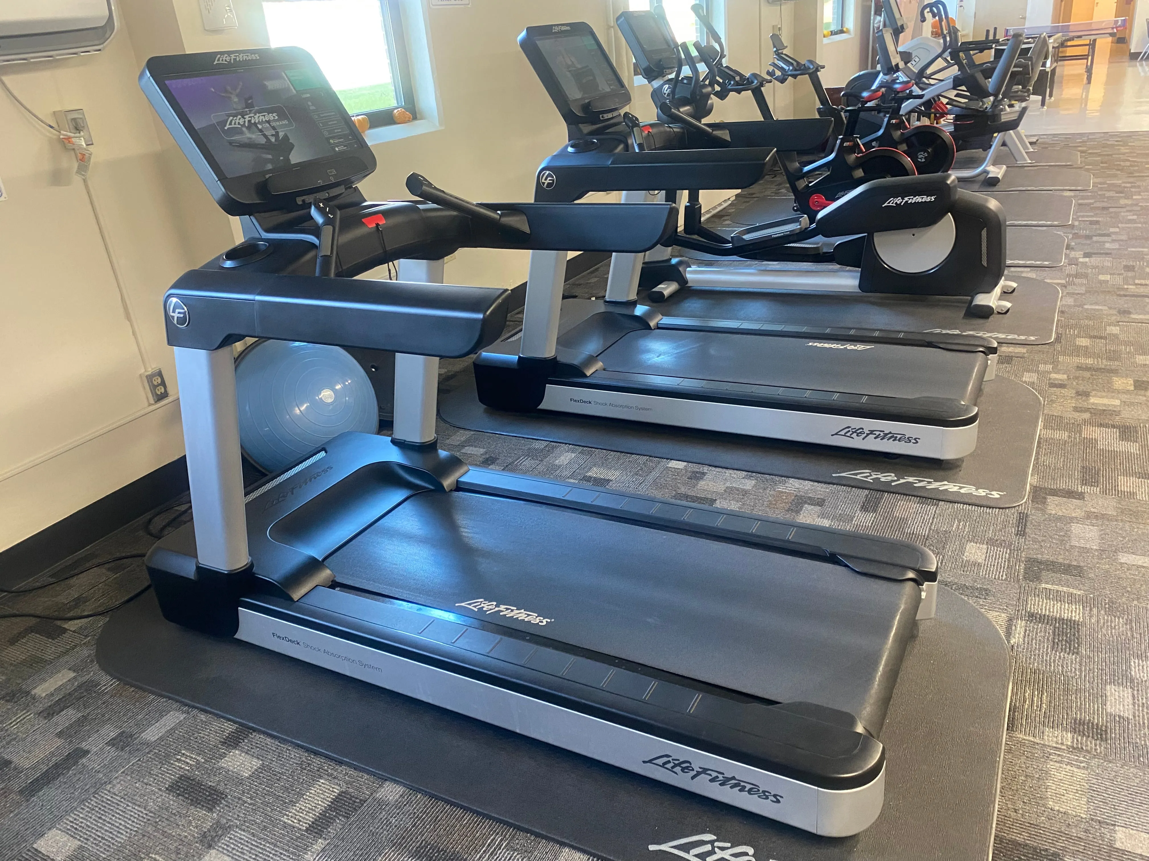 Life Fitness Integrity Treadmill w/SE3 HD Display Console