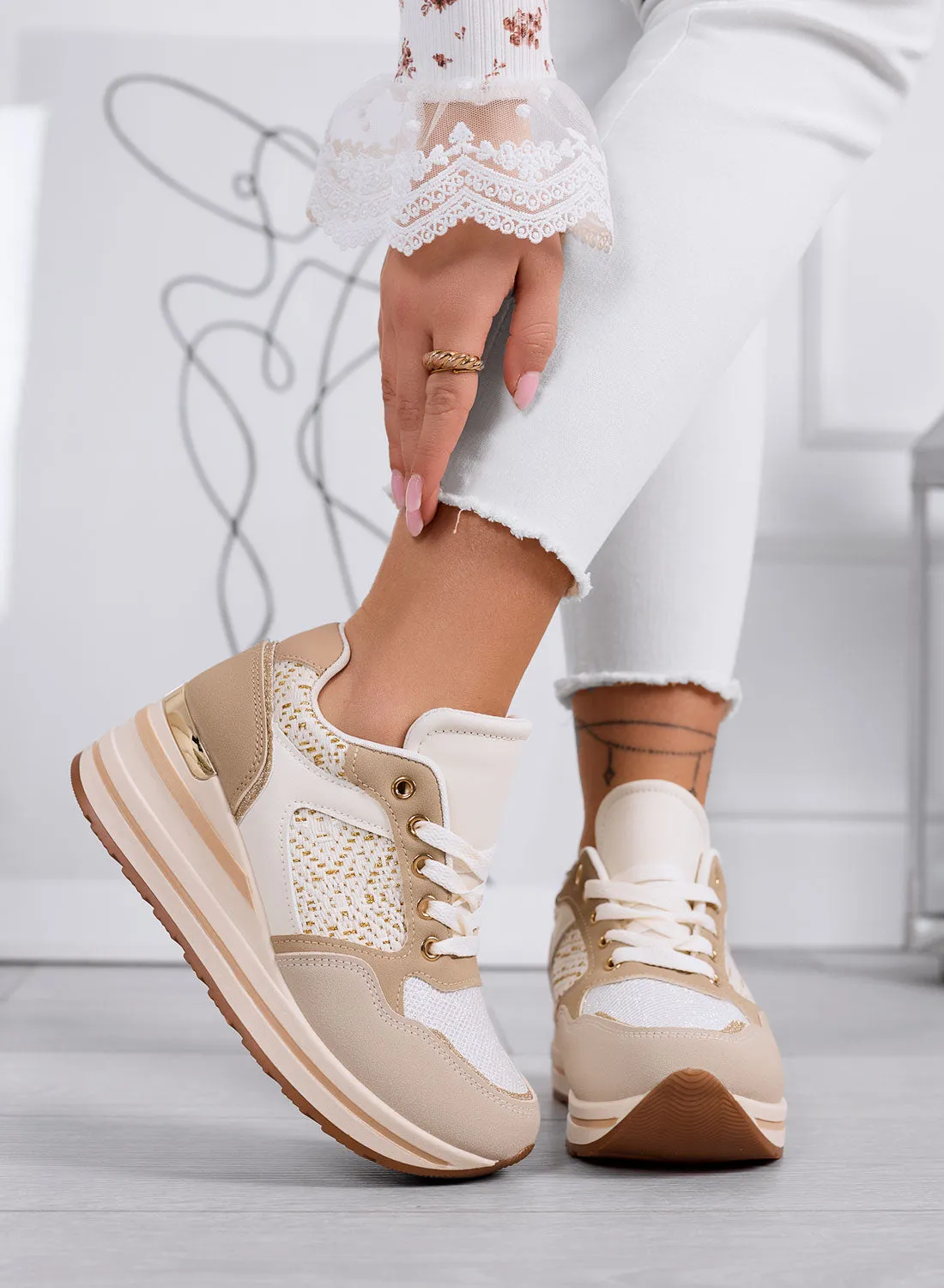 SELLY - Sneakers beige con zeppa e dettagli ricamati