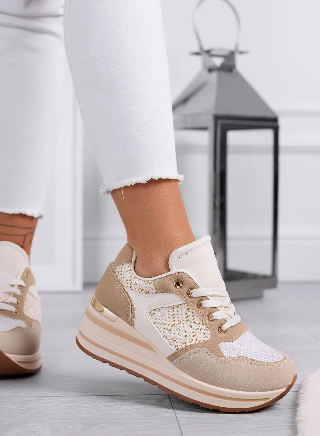 SELLY - Sneakers beige con zeppa e dettagli ricamati